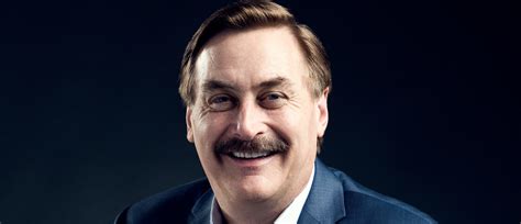 BREAKING NEWS: Mike Lindell surrounded and questioned by…
